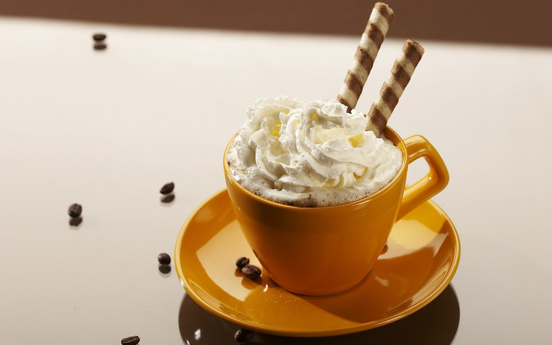 comida dulce tapas tiernas crema crema café granos taza plato taza naranja fondo blanco