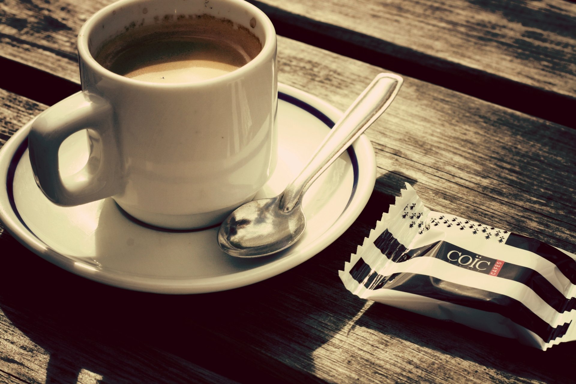tavolo tazza piattino caffè cucchiaio caramella