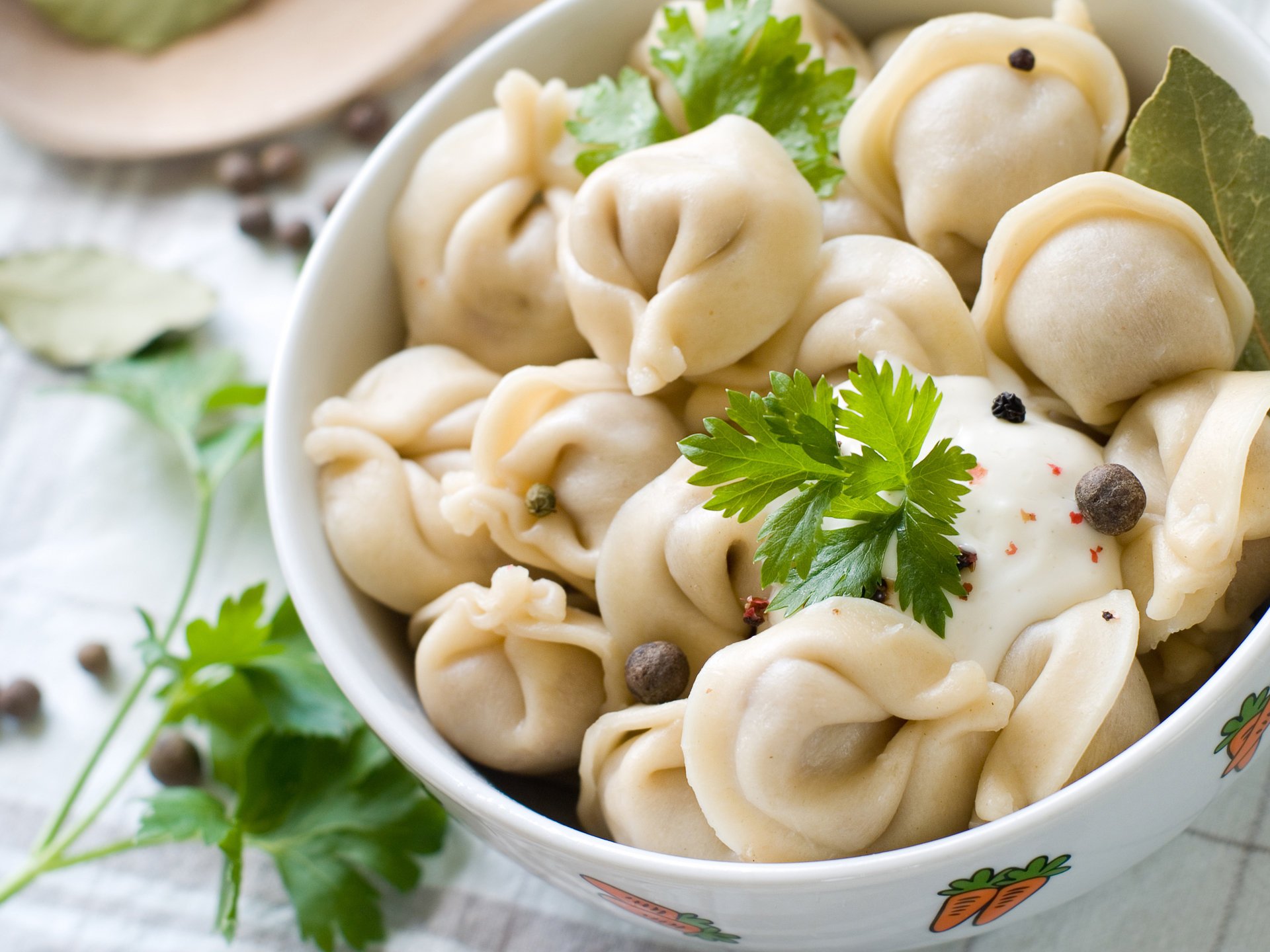 тарелка еда пельмени тесто мясо сметана зелень