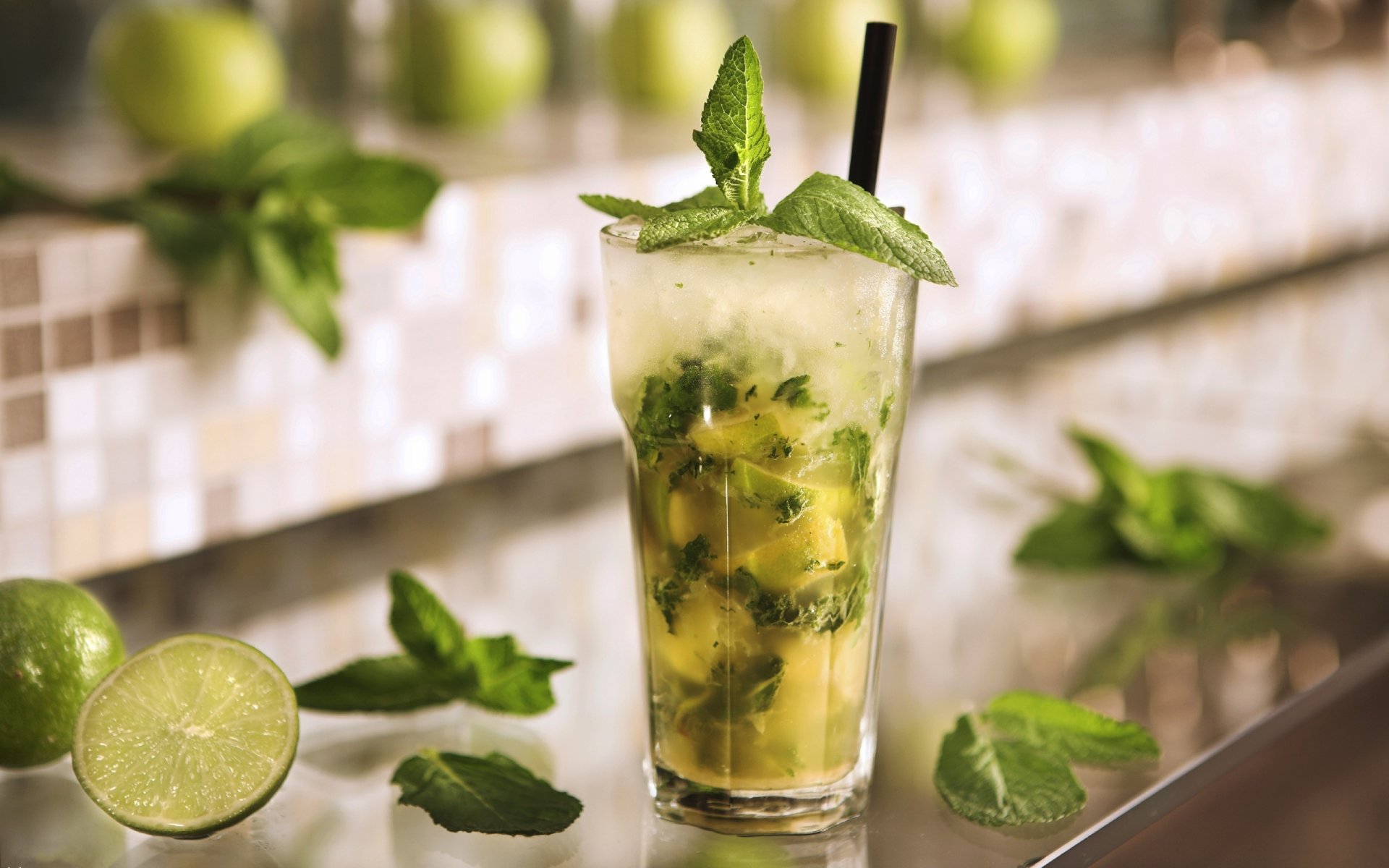 bevanda cocktail mojito bicchiere lime menta bevono vetro calce ghiaccio