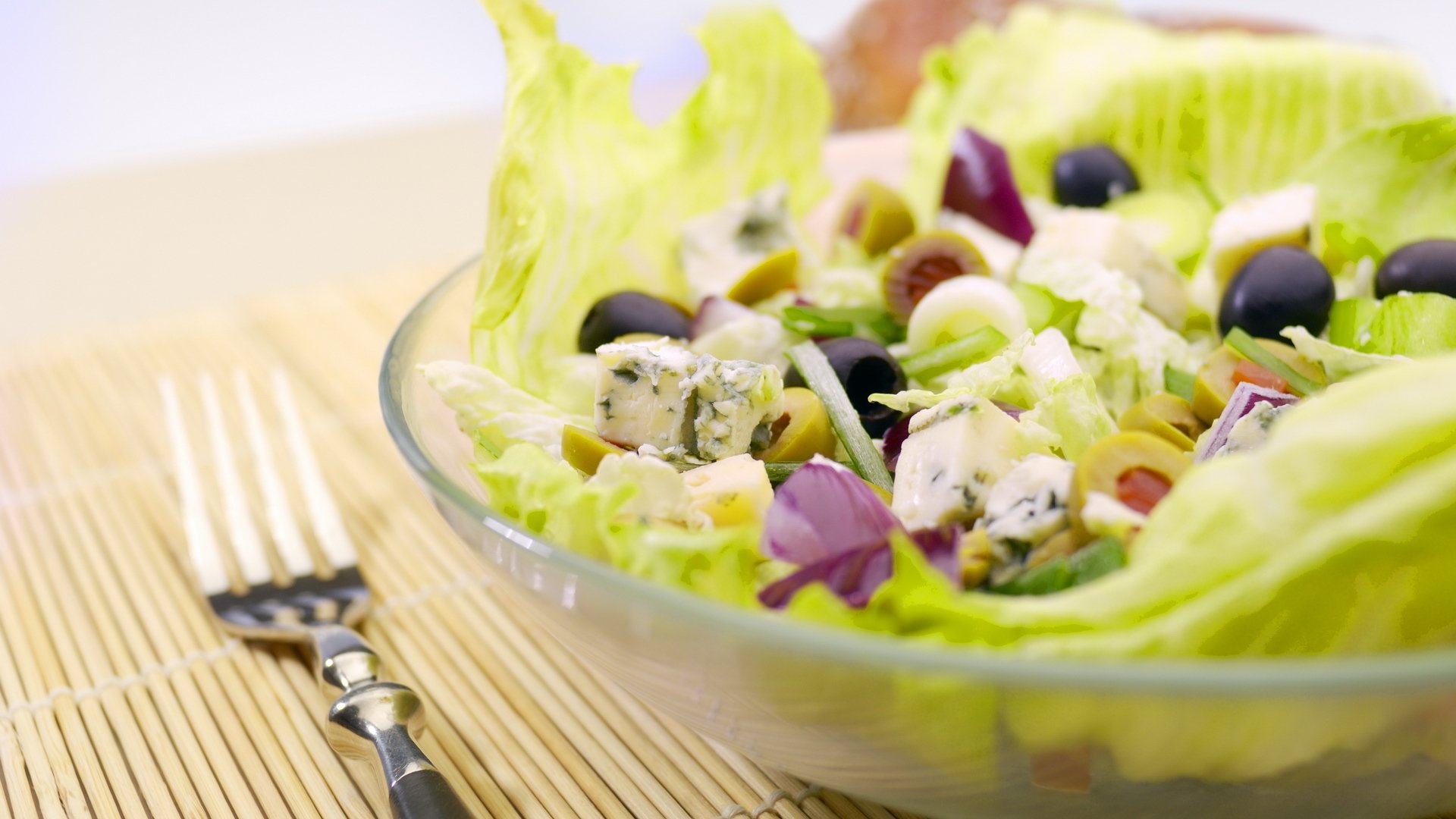 cibo insalata sano verdure verdure olive forchetta piatto