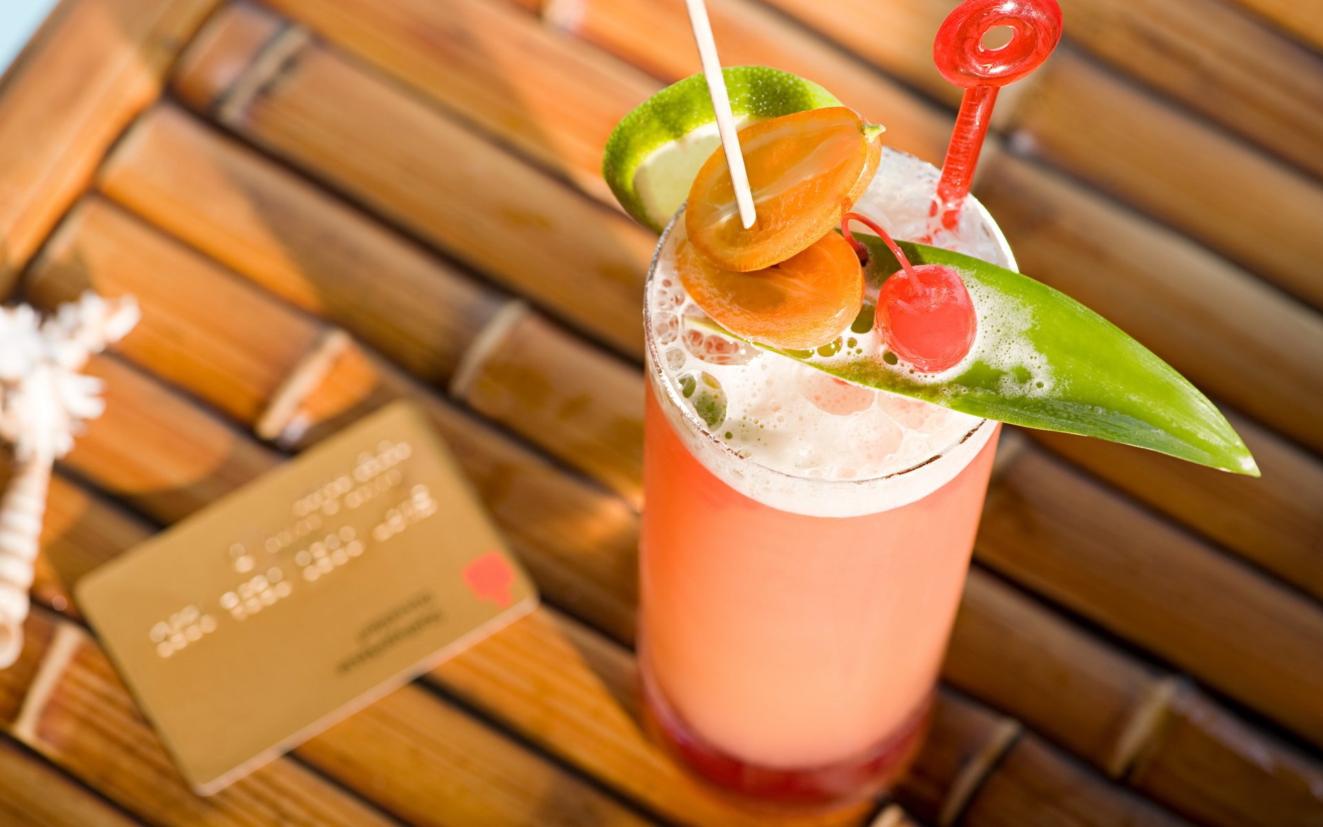 glass cocktail banknote