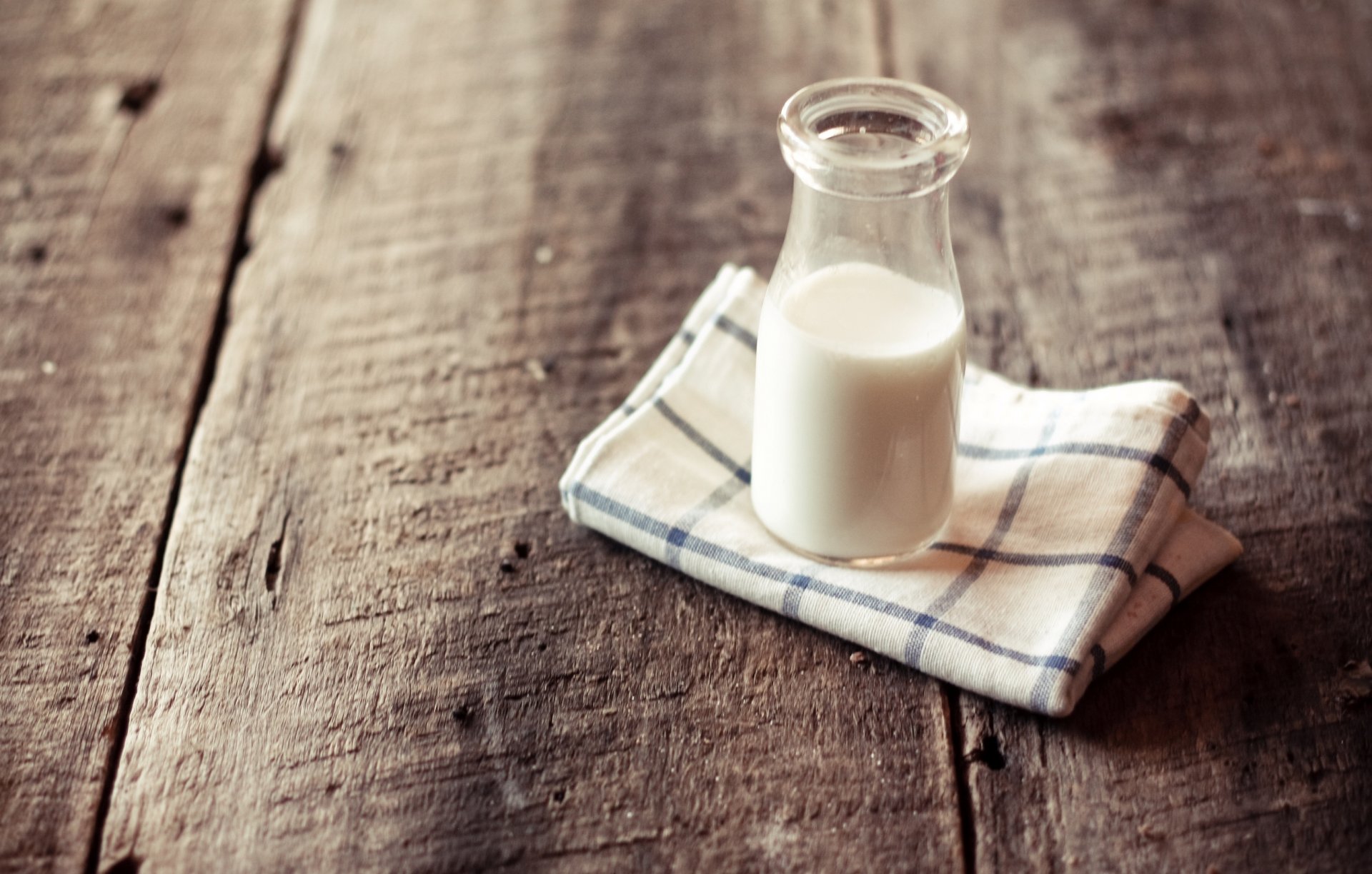 tisch flasche milch serviette makro foto