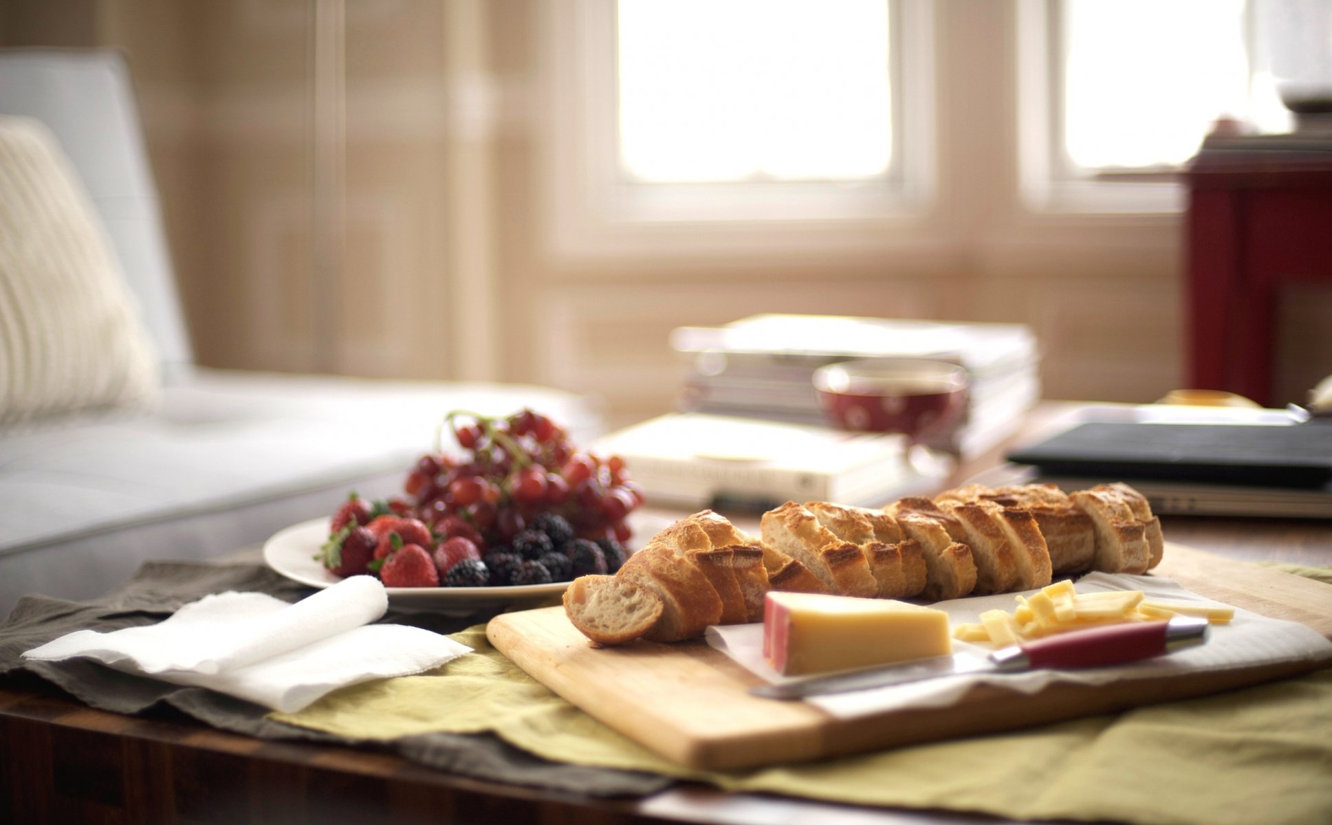 mesa mañana desayuno fruta pan francés queso