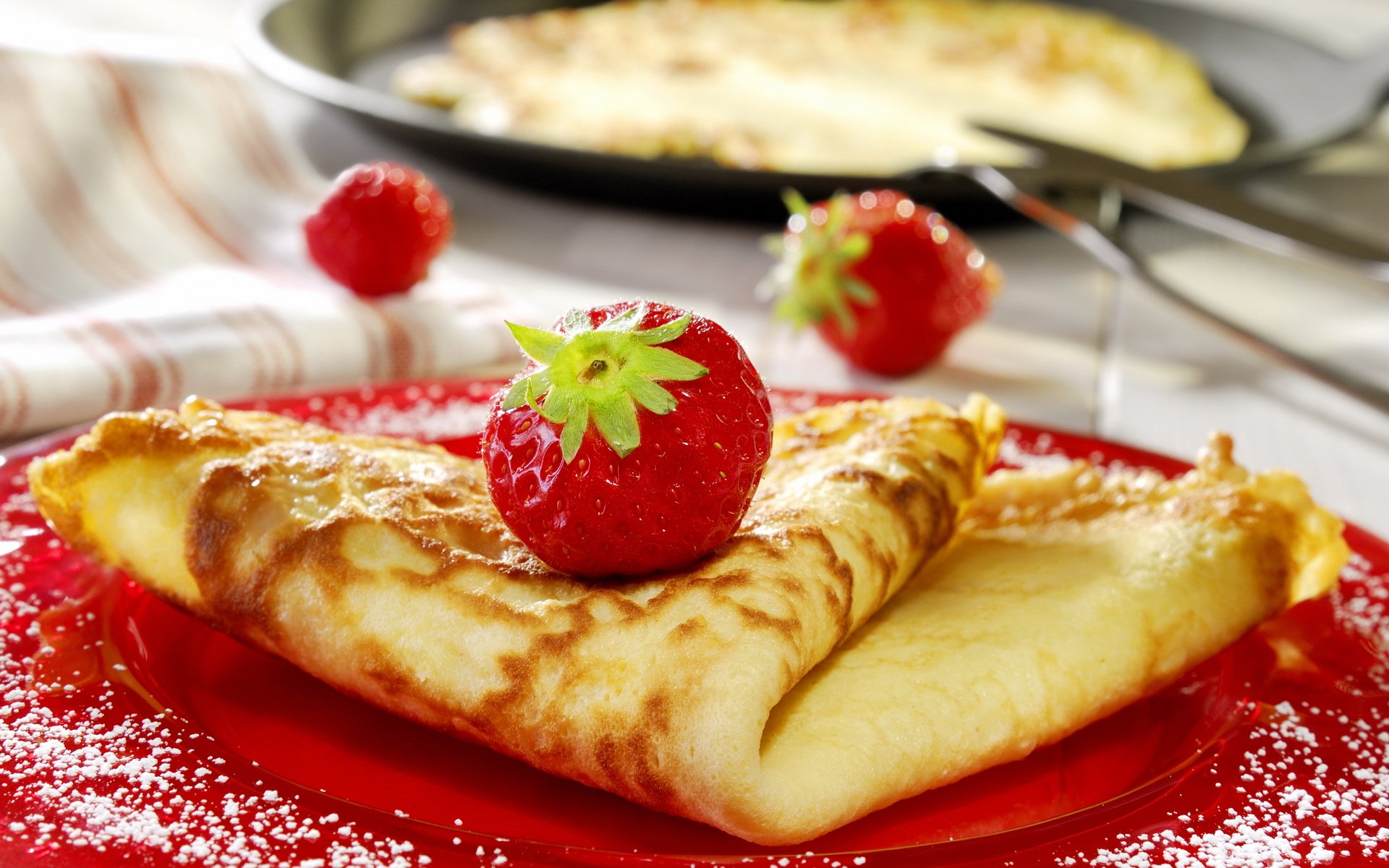 mets délicat miam-miam appétissant fraise baie crêpes repas dessert varienye confiture gros plan
