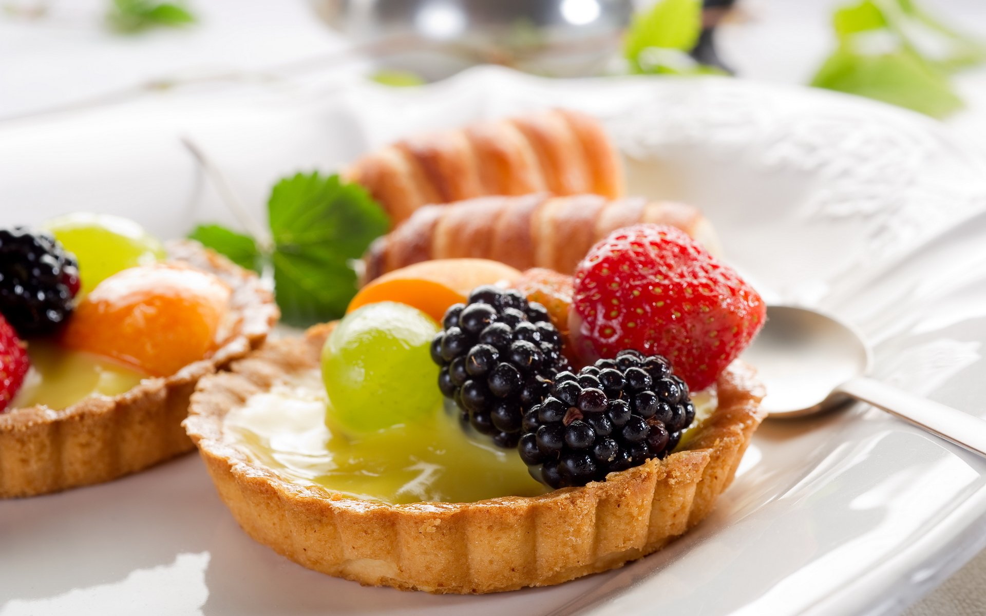 teller löffel erdbeeren kuchen süß