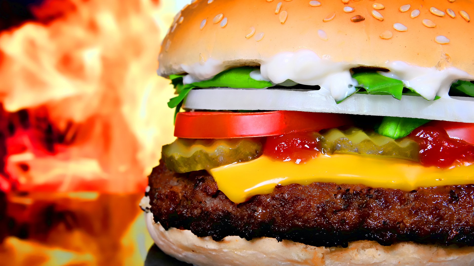 ogórki sałata cebula wszystko na bułce sezamowej fast food