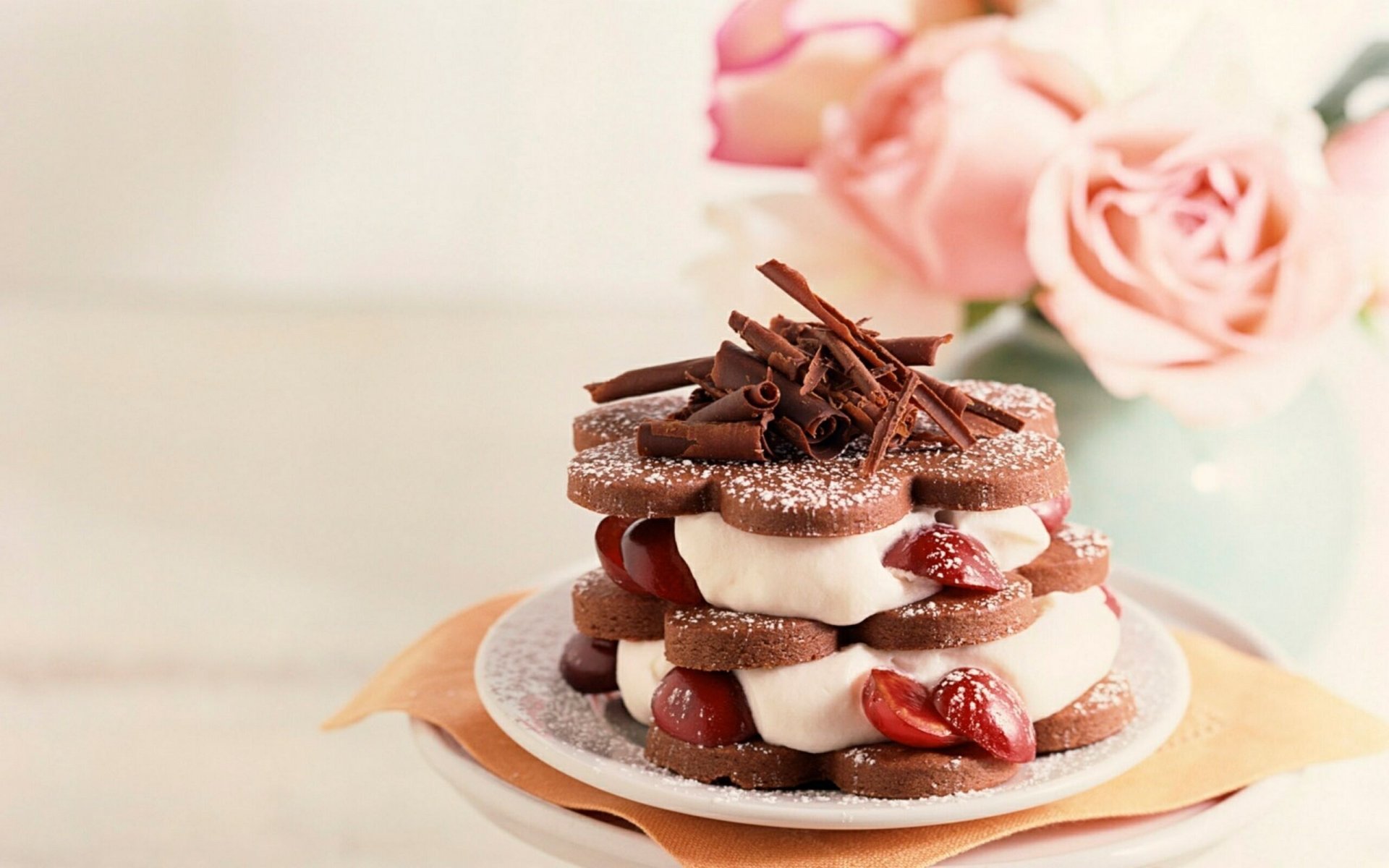 repas dessert brownie douceur appétissant chocolat crème cerise roses
