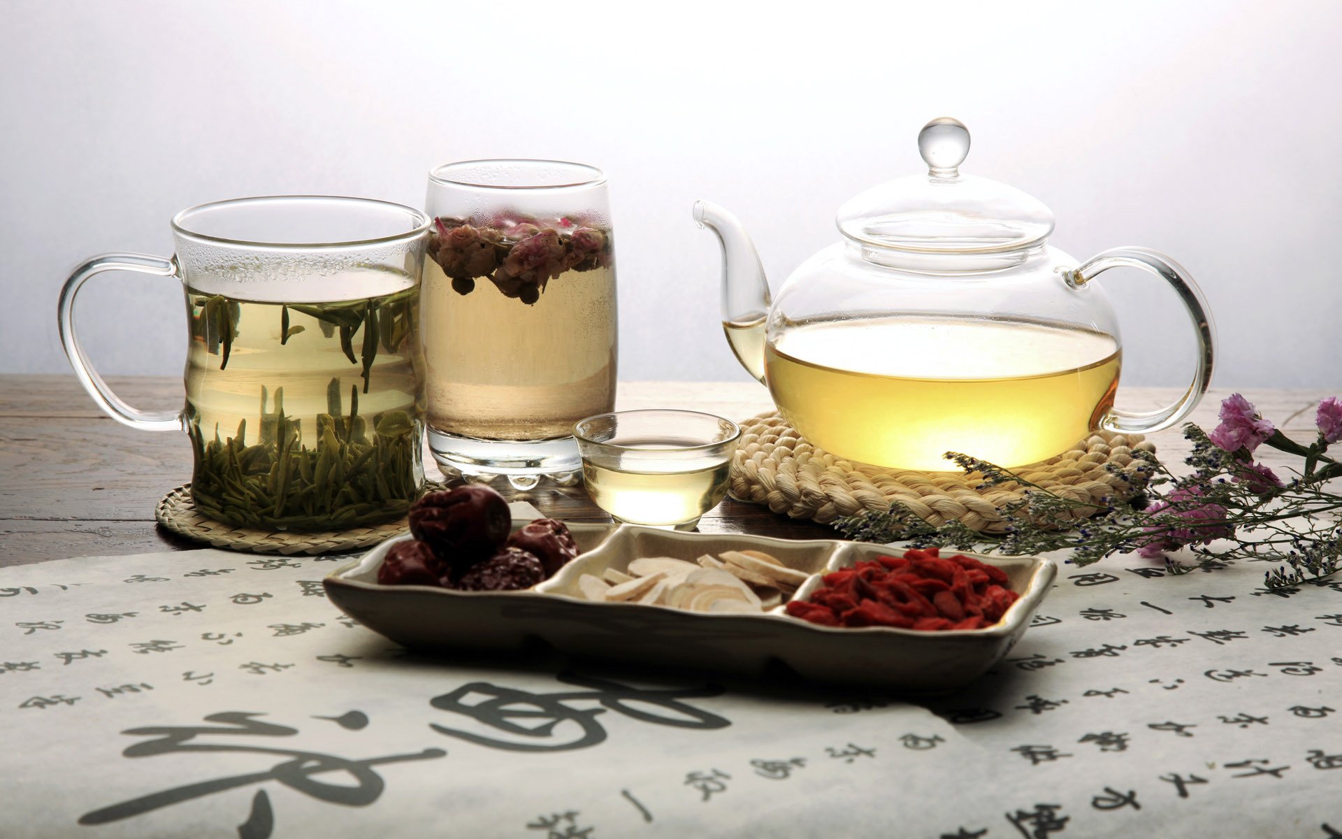 tee grün fruchtig becher glas teebeutel schalen blumen beeren hieroglyphen