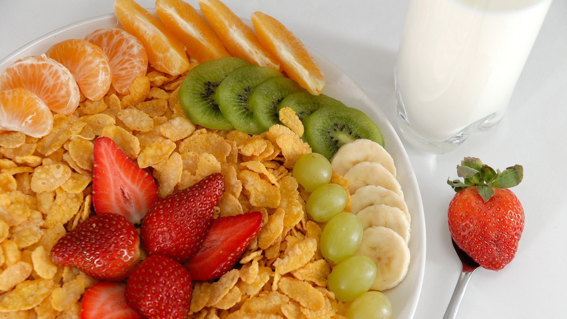 comida dulce postre copos de maíz fresa plátano naranja kiwi uva mandarina leche vaso tenedor alimentos naranja mandarina taza 1920x1080
