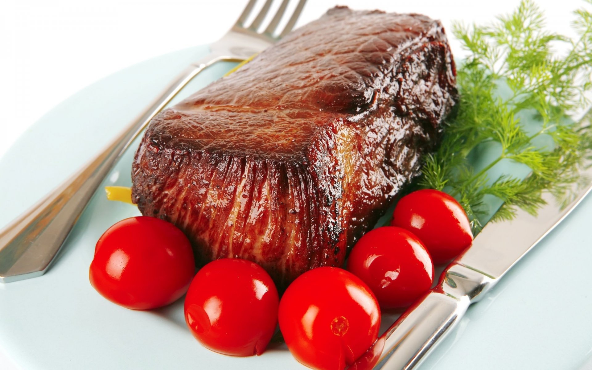 viande tomates couteau fourchette aneth assiette