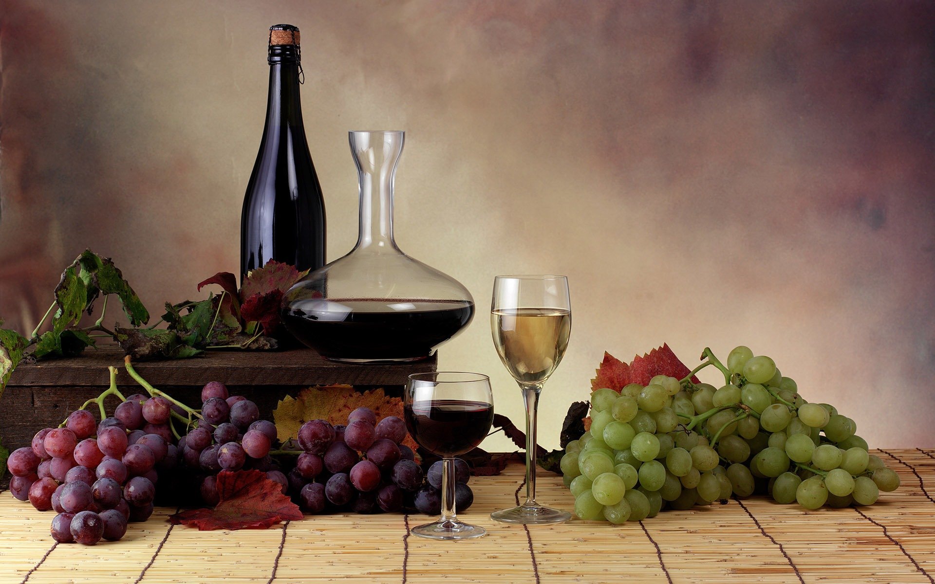 uva bottiglie bicchieri vino foglie