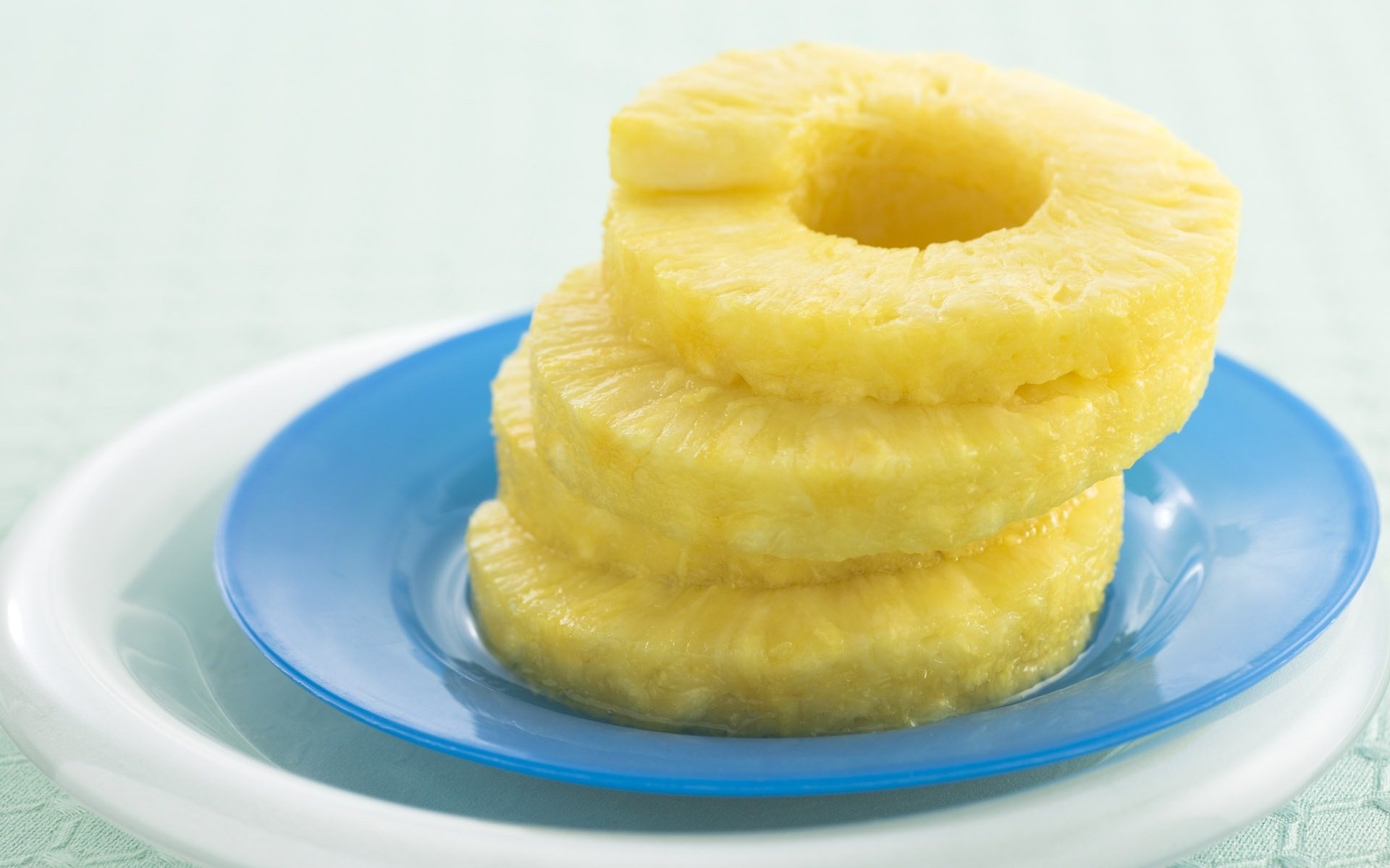ananas kliny niebieski talerz 4 kliny biały talerz owoc tapeta białe tło stół