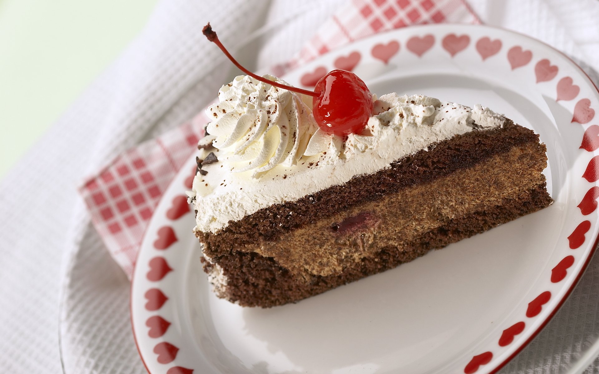cibo dolce torta torta fetta di torta fetta crema crema cioccolato ciliegia rosso piatto cuore cuori tovagliolo gabbia