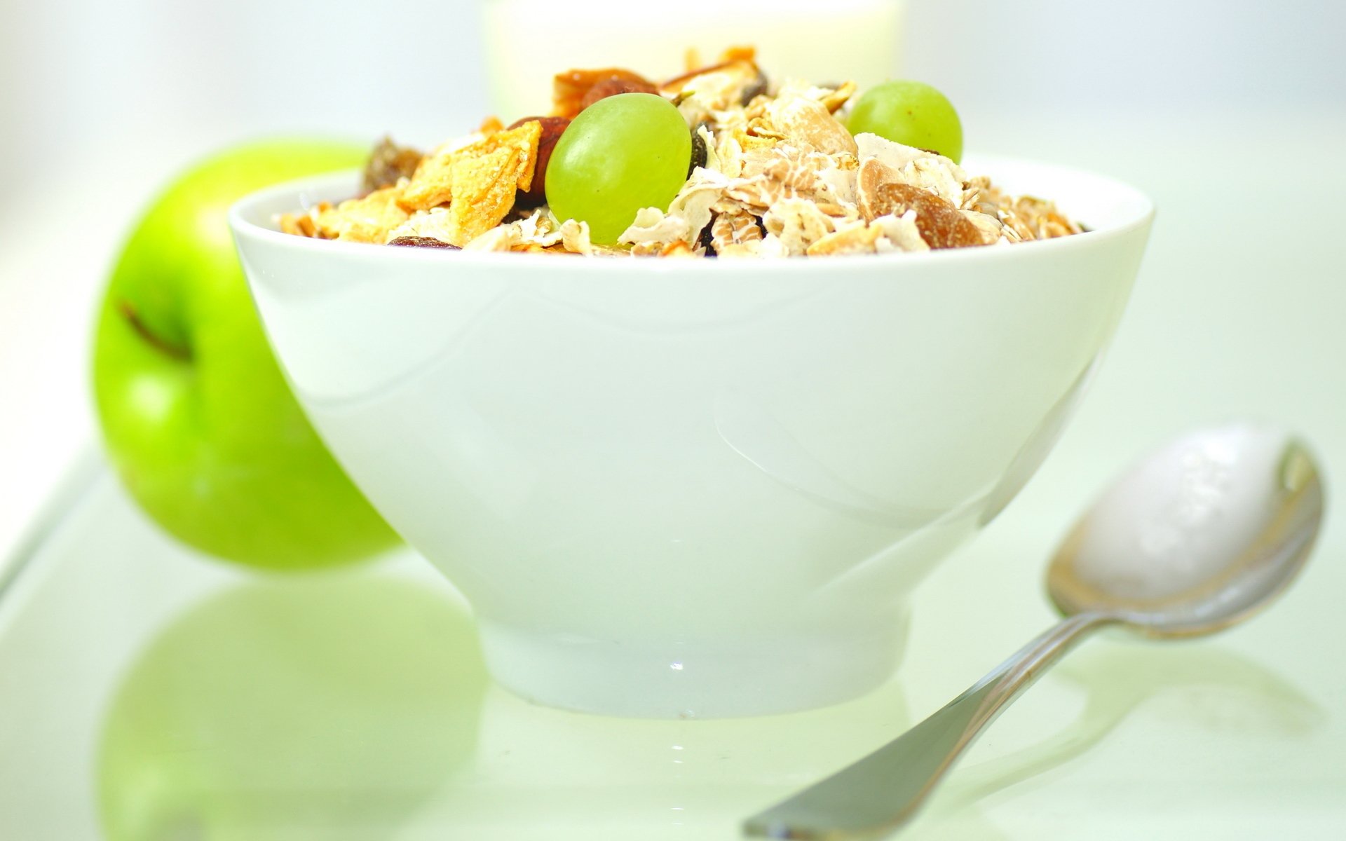 alimentaire doux muesli fruits raisin pomme petit déjeuner léger céréales raisins secs cuillère plaque fond blanc