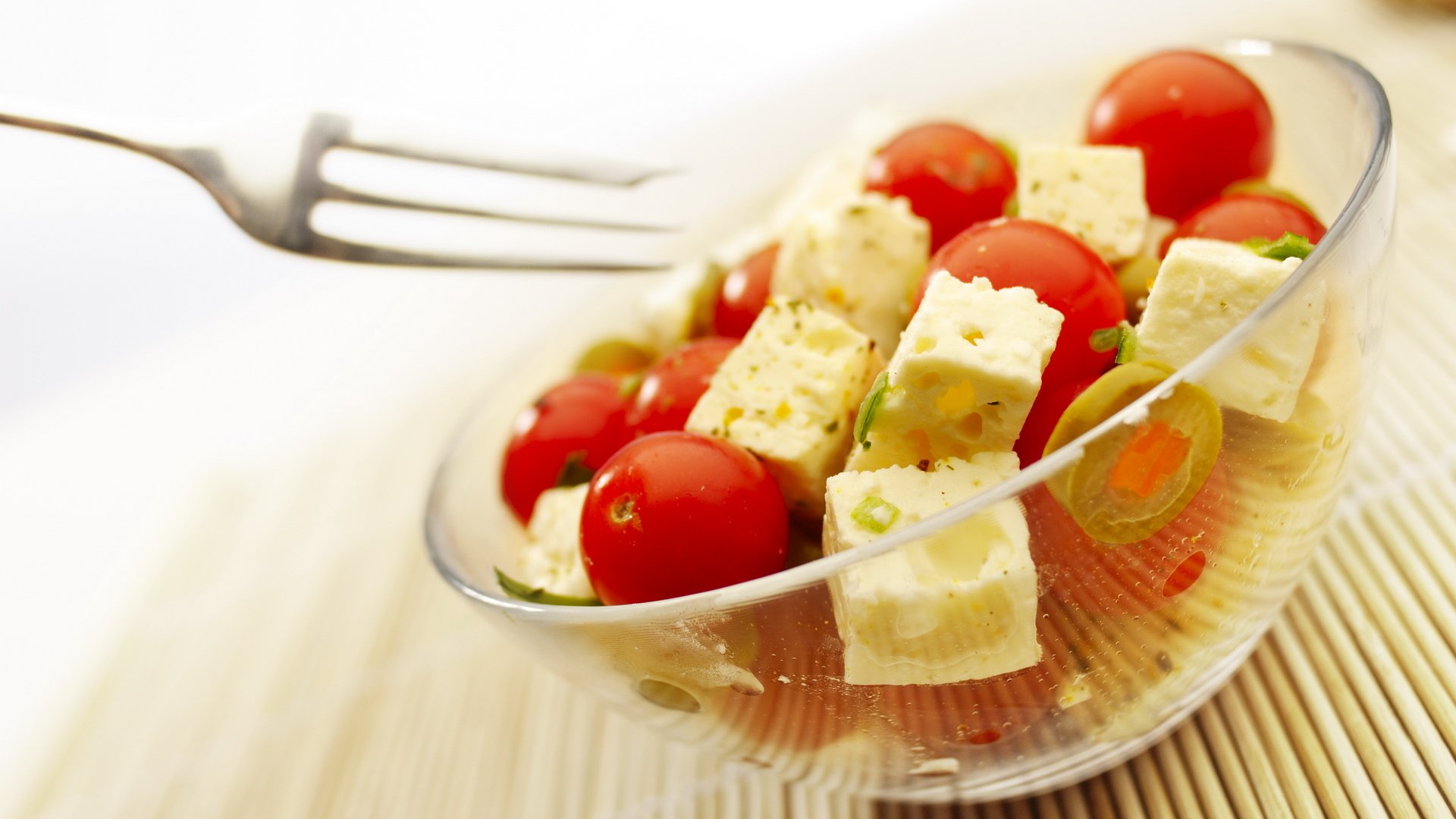 essen gesunde delikatesse käse teller gabel tomaten