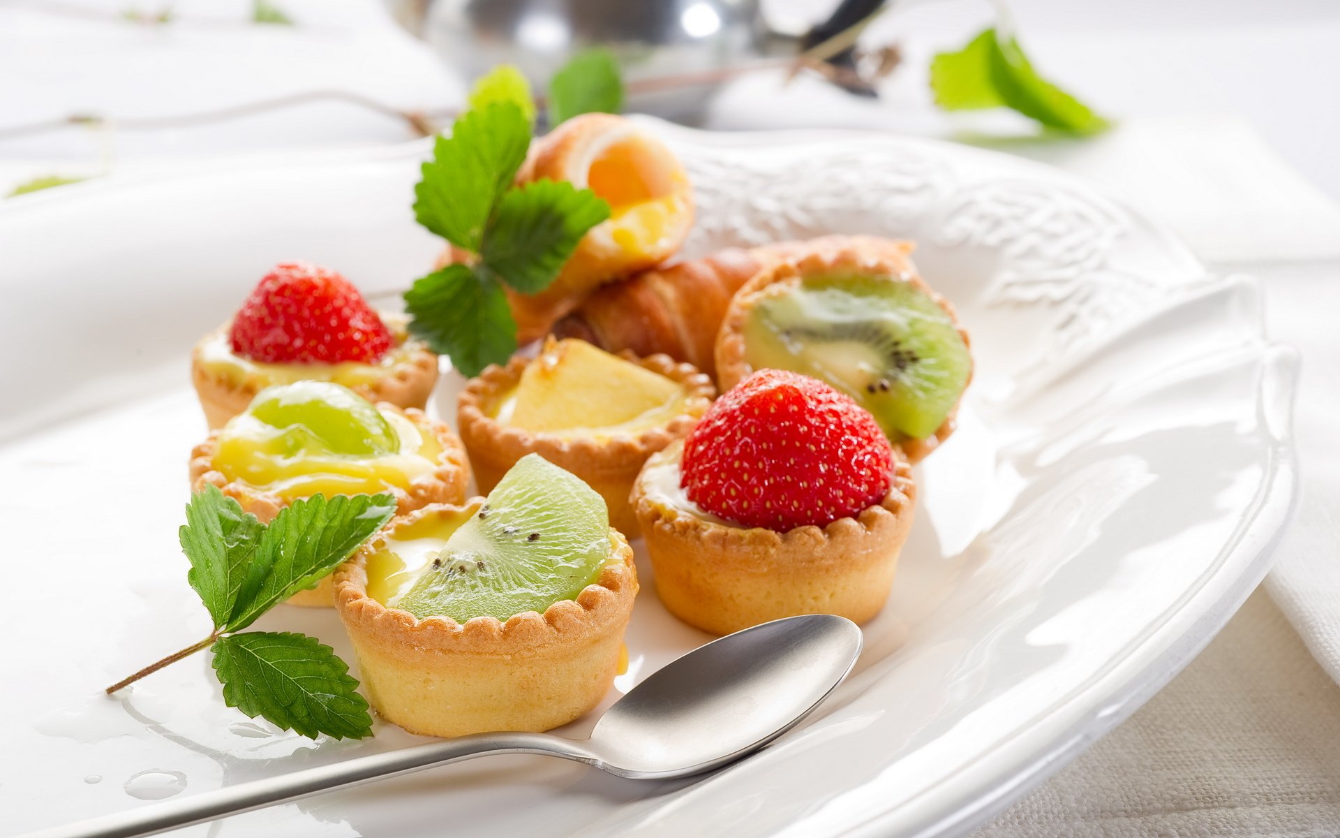 cibo dolce torte frutta fragola kiwi foglie foglioline verdi cucchiaio piatto
