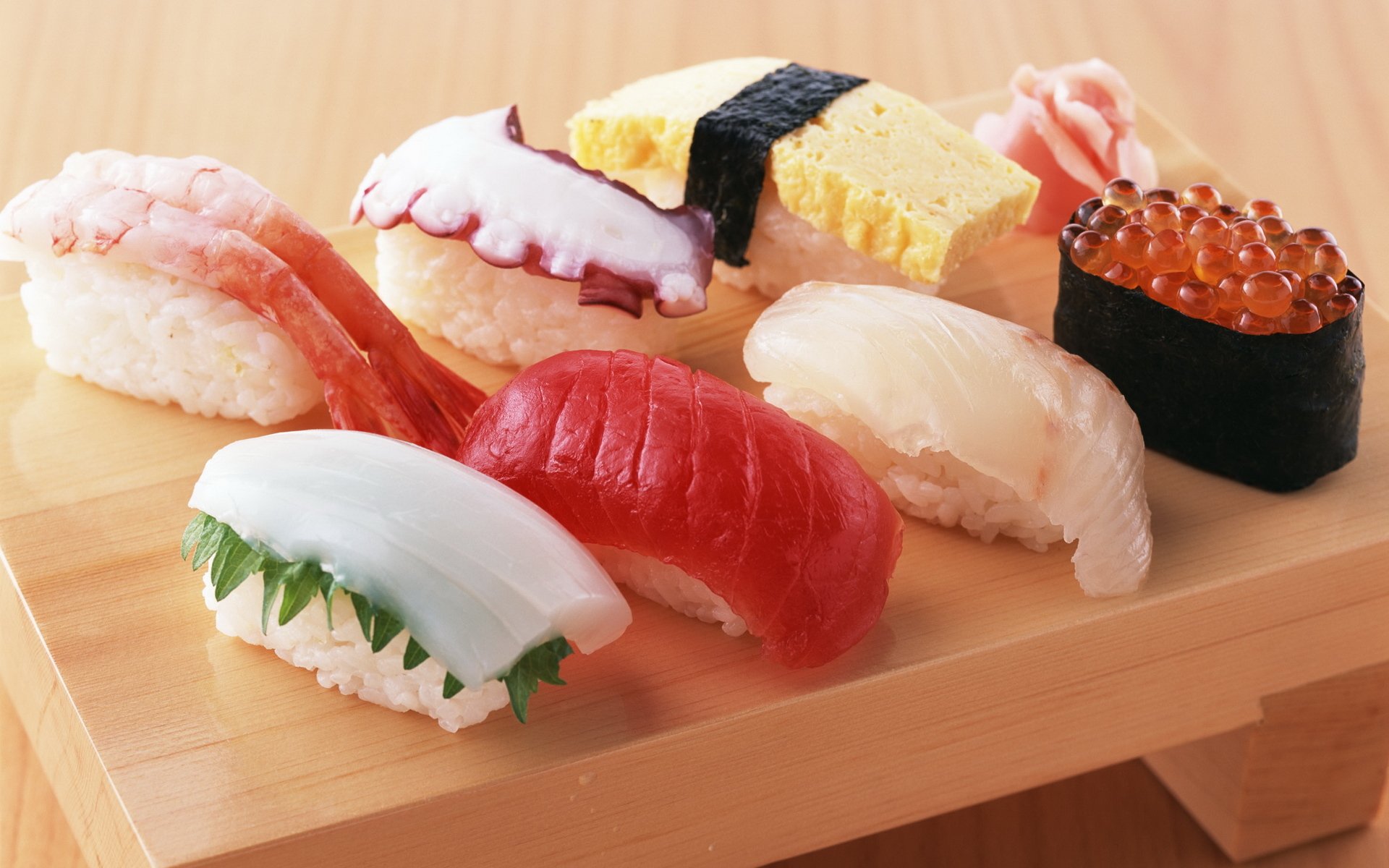 еда японская кухня морепродукты роллы суши креветки осьминог красная икра рис имбирь