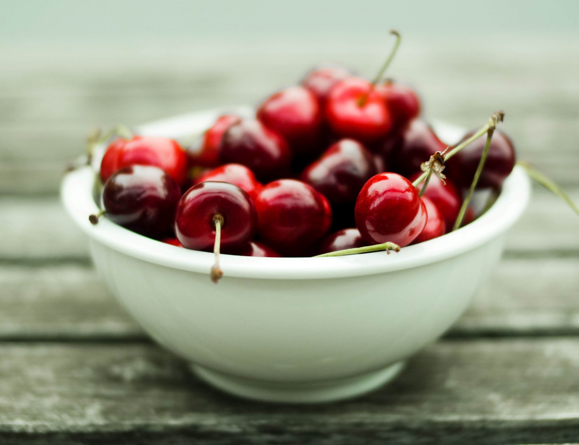 teller beeren vitamine kirschen rot reif süß makro foto hintergrund tapete