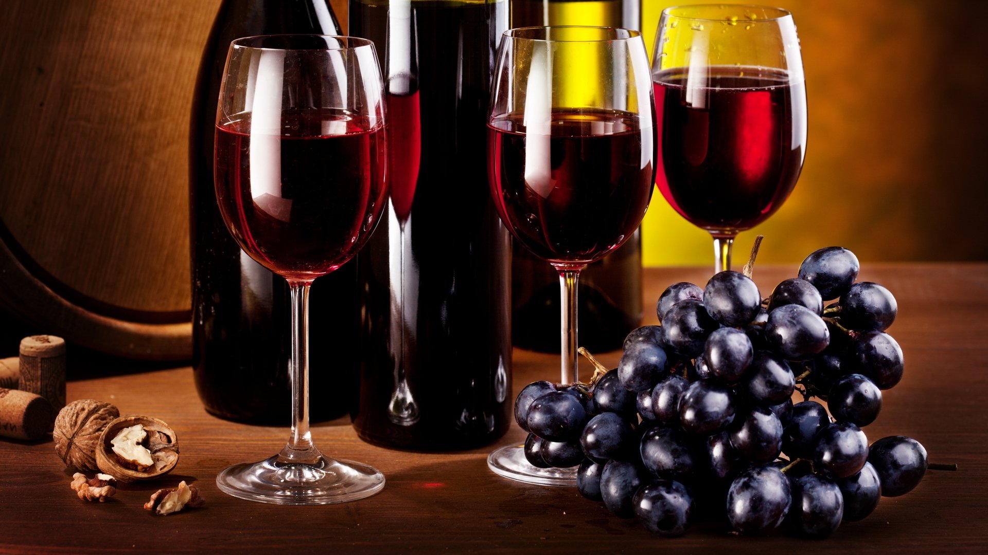 vino copas botellas uvas cepillo racimo nuez
