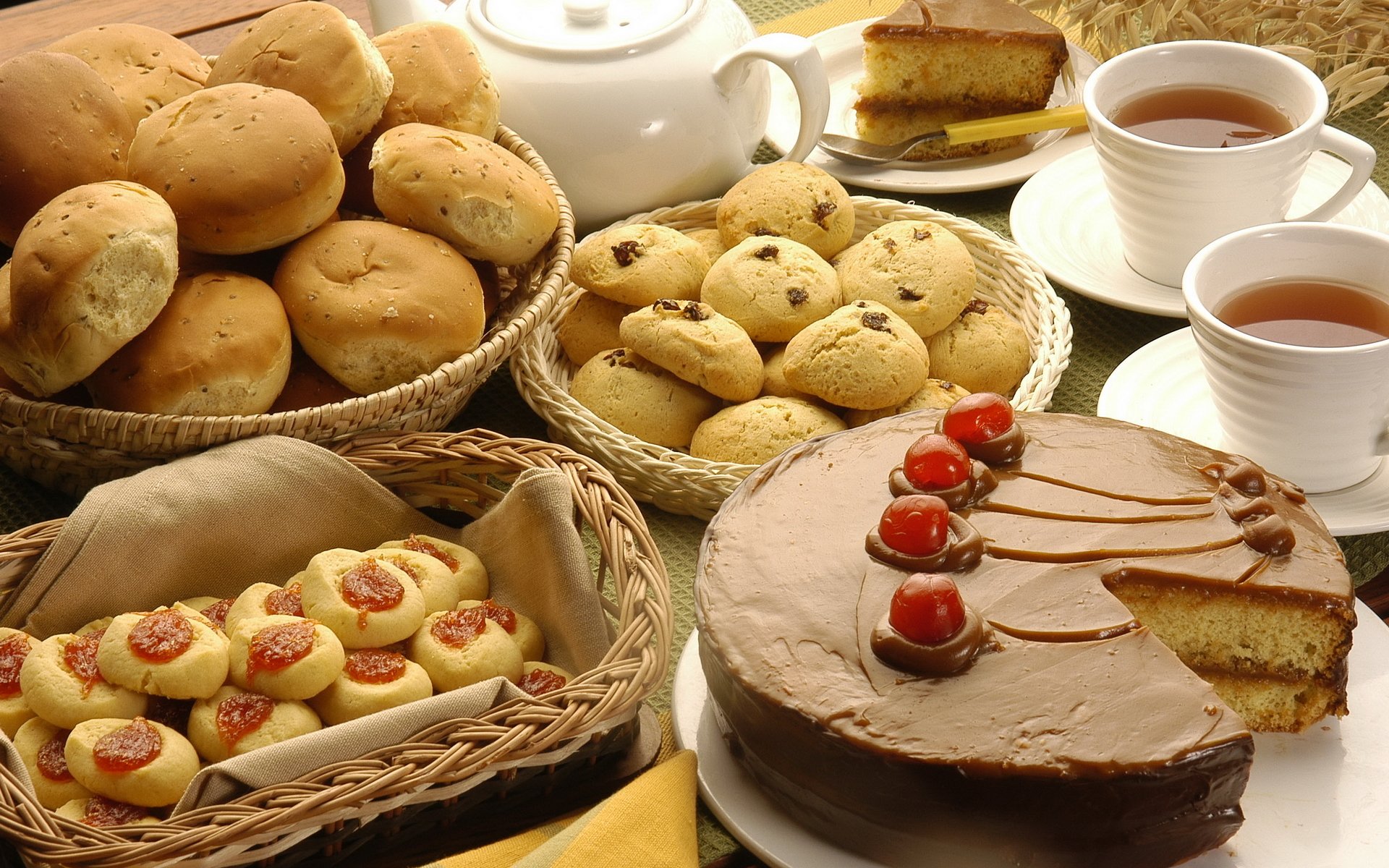 comida dulce mesa dulce torta chocolate cereza fresa bollos galletas pasas torta rebanada de la torta taza taza té café cestas servilleta