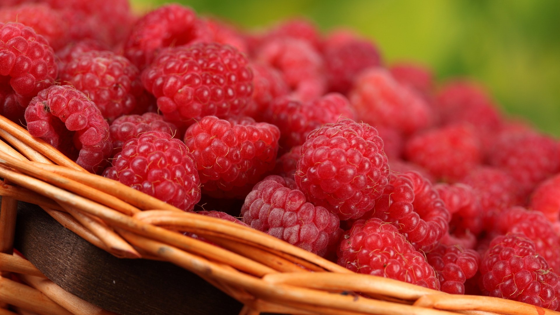 lecker beeren himbeeren korb makro