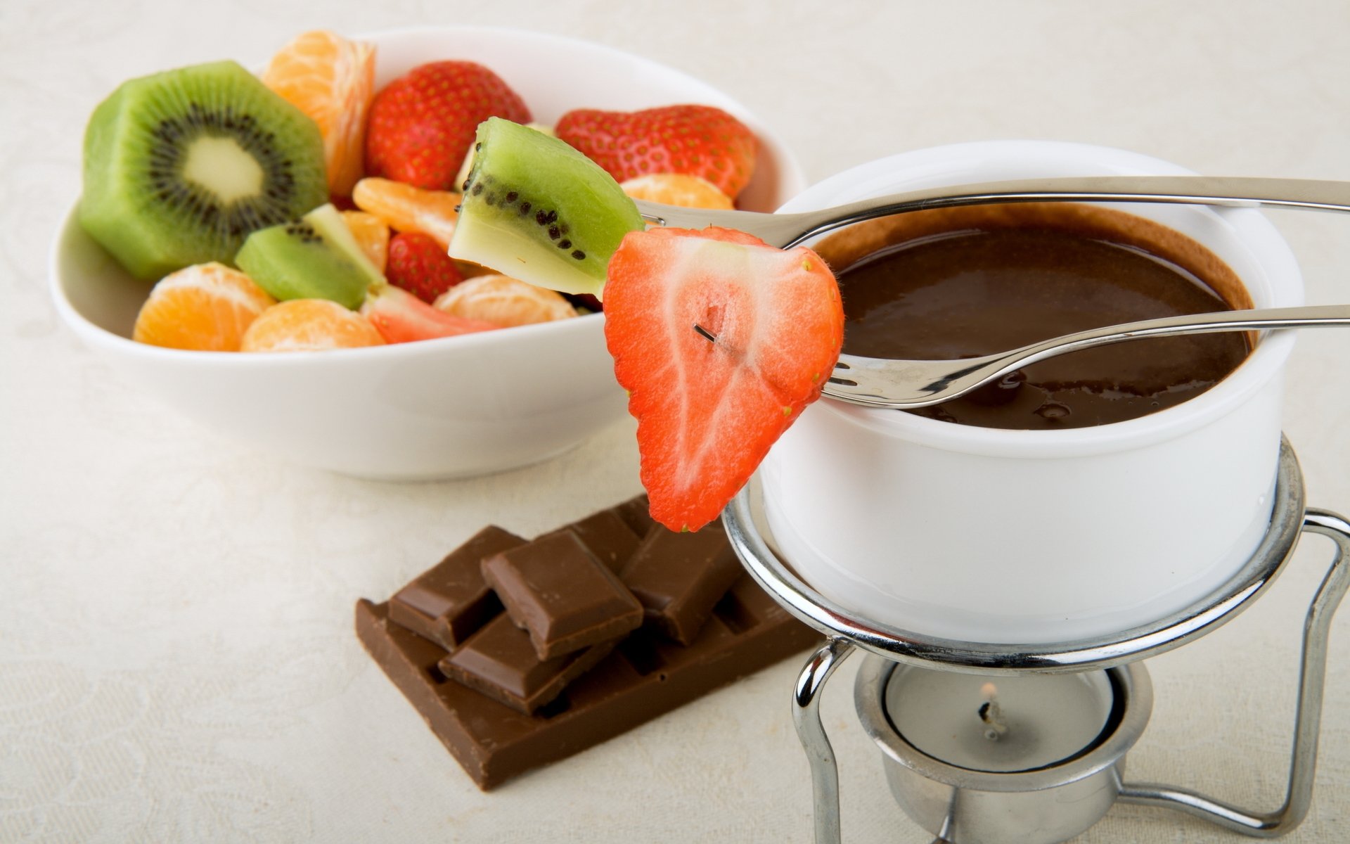 comida dulce chocolate caliente chocolate fruta. fresa kiwi mandarinas taza tenedor gajos