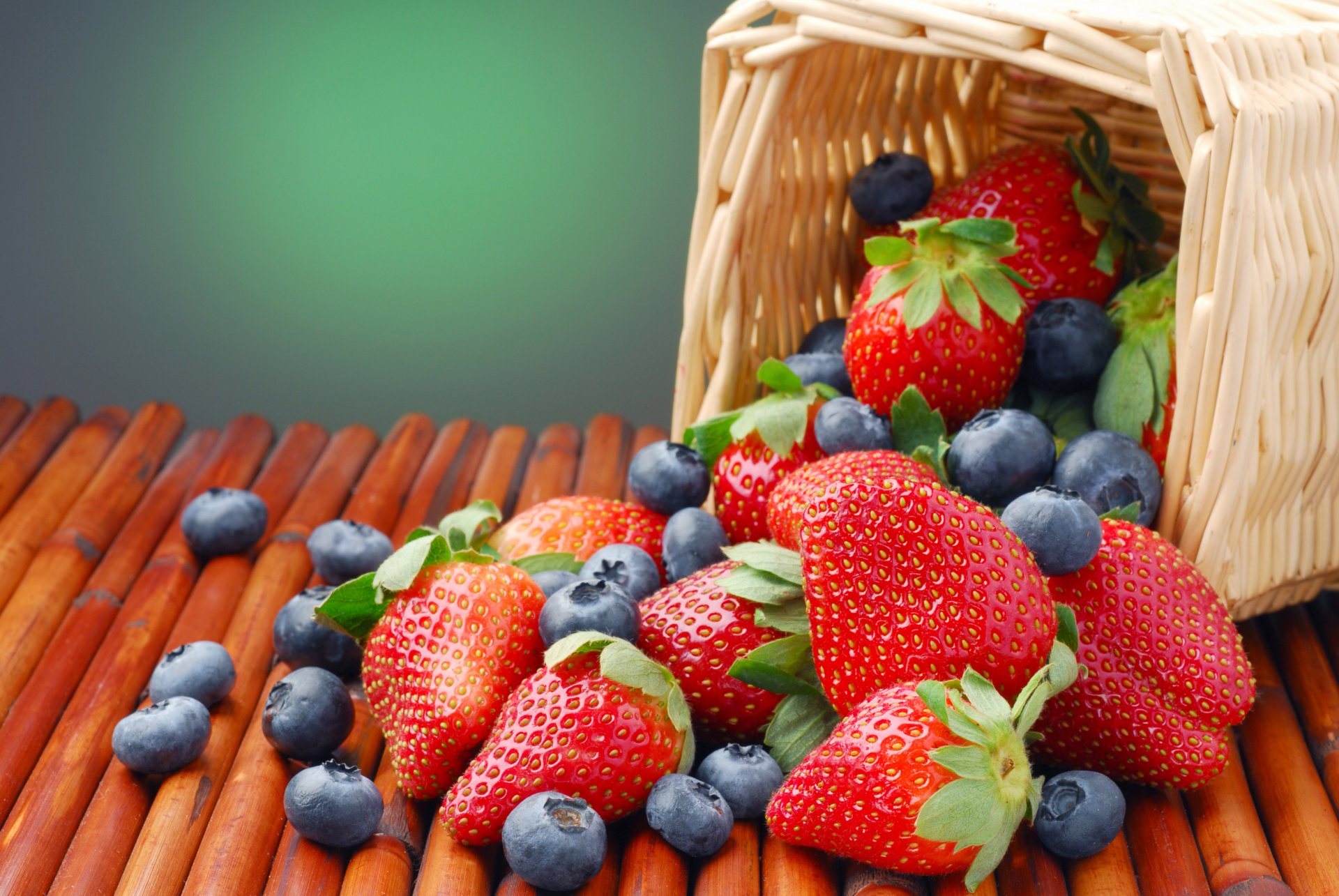 beeren erdbeeren blaubeeren korb sommer