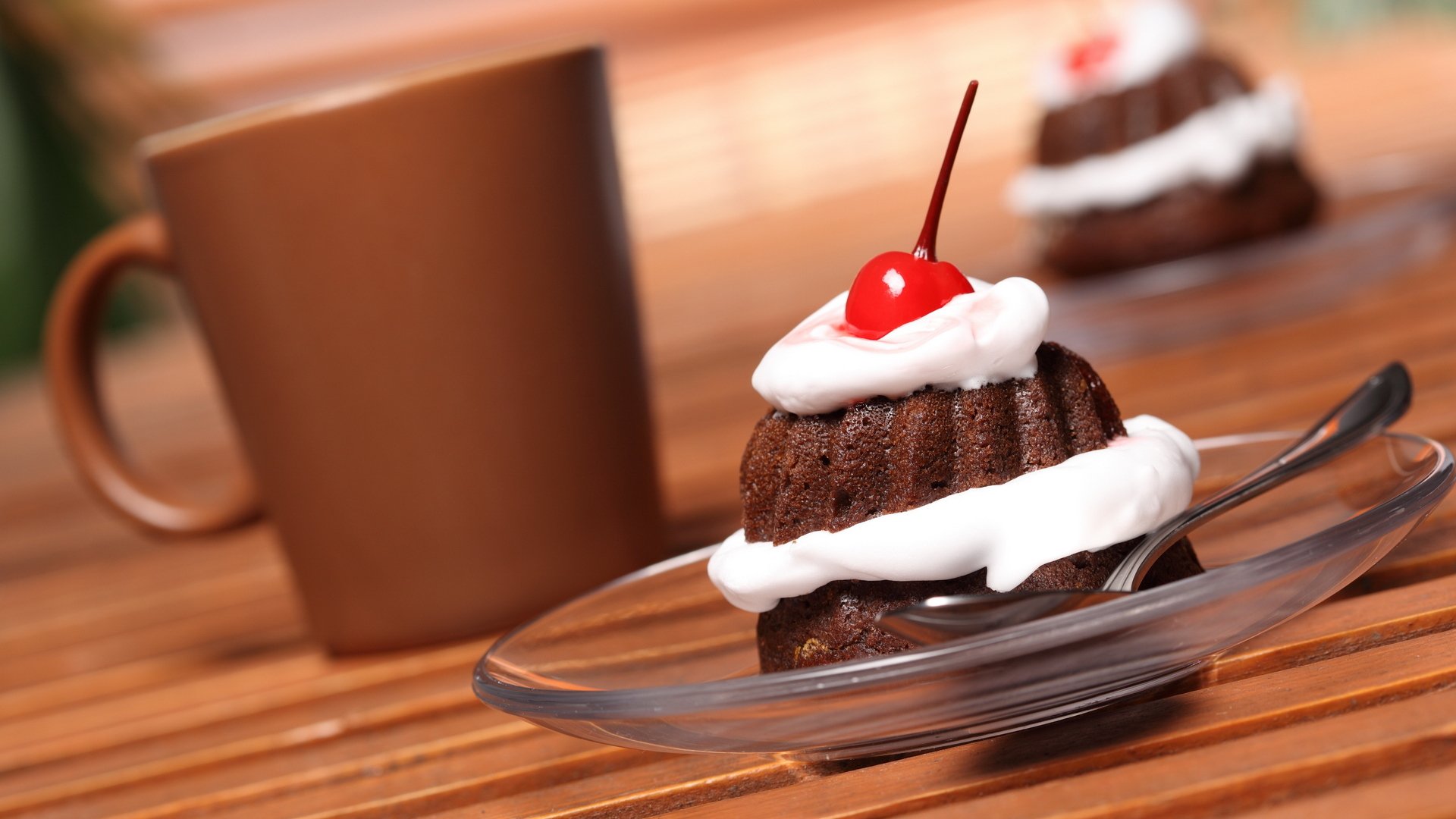 cibo dolce da dessert torta crema di ciliegio piatto di cioccolato cucchiaio di vetro cibo piatto di torta di vetro 1920x1080