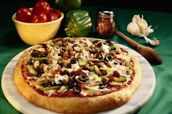 Délicieuse pizza aux olives et aux champignons