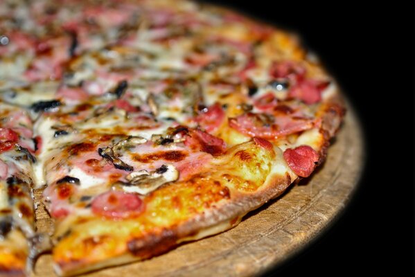 Deliciosa pizza con champiñones y jamón