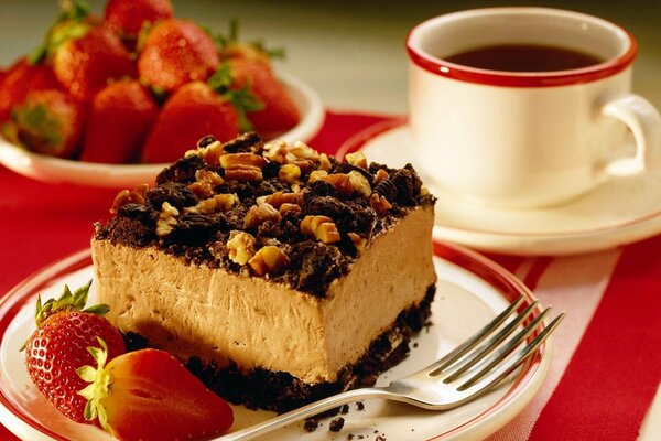 Torta di noci e fragole su piattino, Tazza Bianca