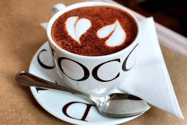 Caffè splendidamente decorato in una tazza