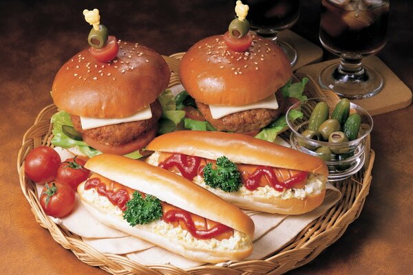 Hot Dog und Burger auf einem Teller mit Cola und Oliven