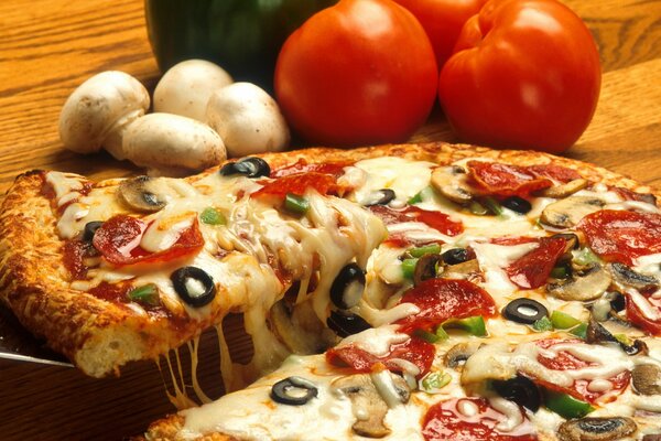 Leckere Käsepizza mit Gemüse