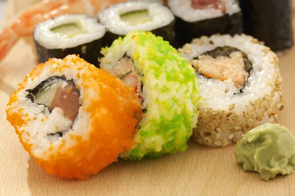 Rolls in red and green caviar, sesame and wasabi