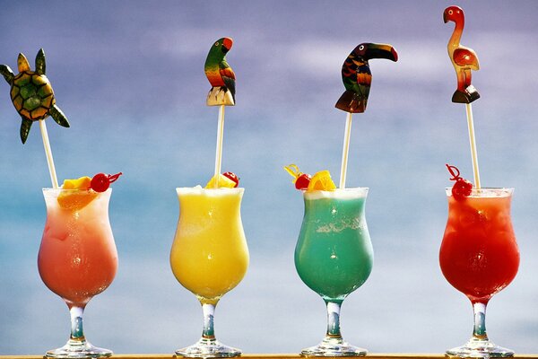 Cocktail colorati con frutta e bacche