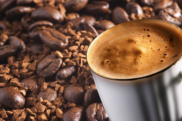 Tazza di caffè su uno sfondo di chicchi