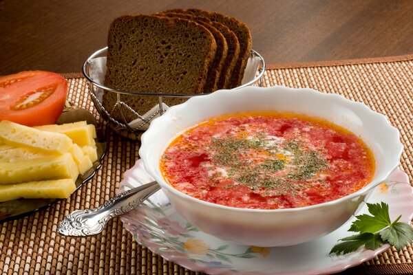 Borscht exquisito con crema agria y hierbas