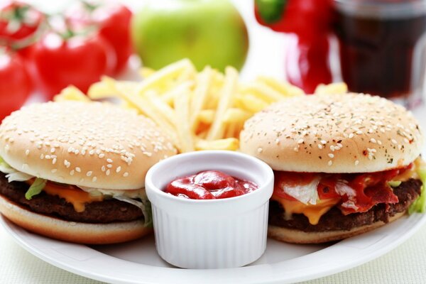 Hamburgery i frytki na talerzu