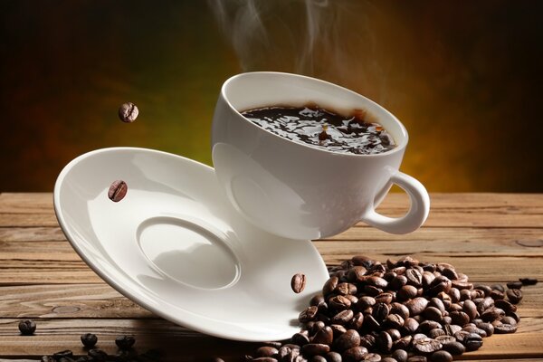 Una tazza di caffè profumato che cade