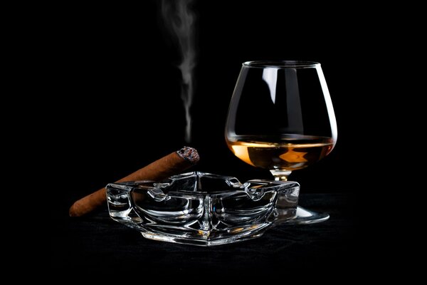 Una Copa de alcohol y un cigarro sin perfume