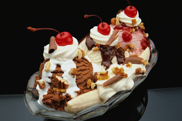 Eiscreme mit Kirschen, Bananen und Nüssen