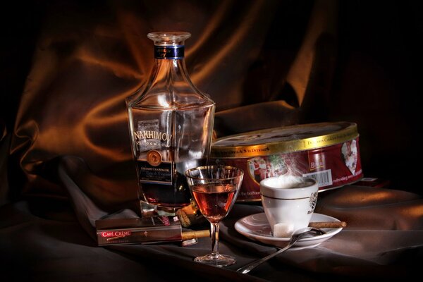Café aromático con cigarro y coñac