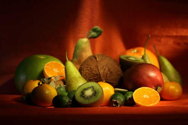 Frutta appetitosa sdraiata sul tavolo