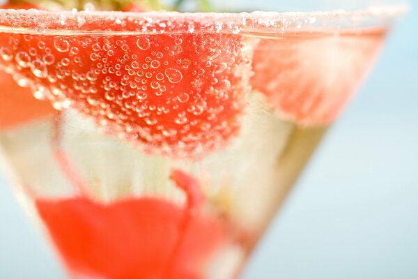Cocktail con fragole in un bicchiere