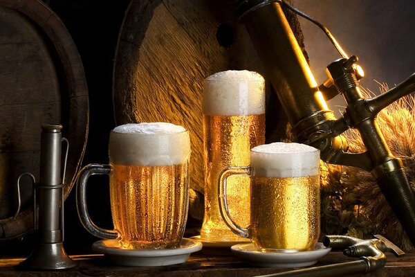 Trois chopes à bière froide