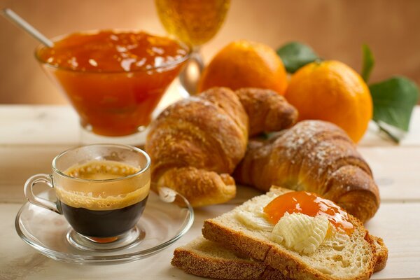 Délicieux et savoureux petit déjeuner sur la table