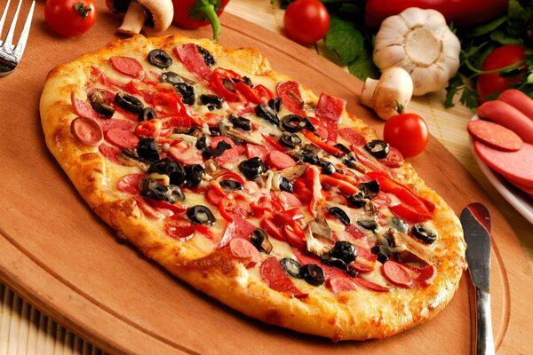 Leckere Pizza mit Oliven, Paprika und Pilzen