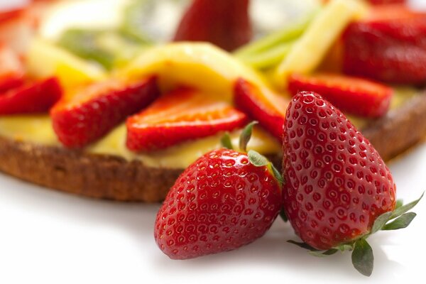 Crostata di fragole con bacche di fragole fresche